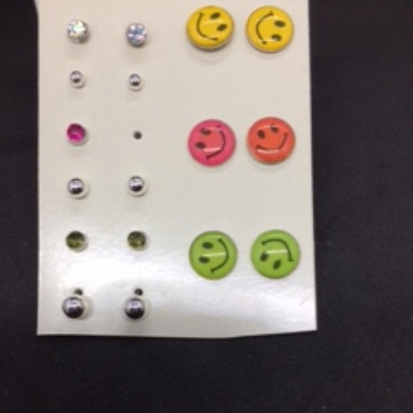 2/10NWT 8 Pairs of Smileys and Dots Post Earrings - Picture 2 of 4